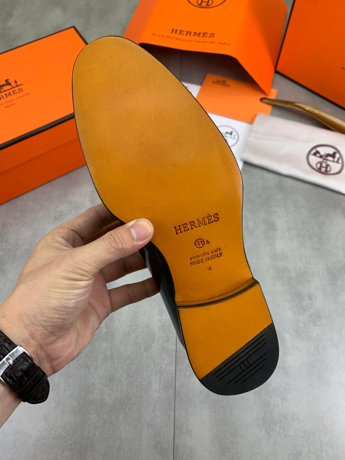 Factory price P980 💰💎💎💎 Original genuine leather outsole Brand: Hermès Grade: Same as the official website Original quality materials: Original soft calfskin Water-dyed cowhide lining Original Italian genuine leather outsole Style categories: Men's fashion Formal casual leather shoes Slip-on men's shoes series Young fashion European and American trends British style Code number: 39-45 (38.46 can be customized)